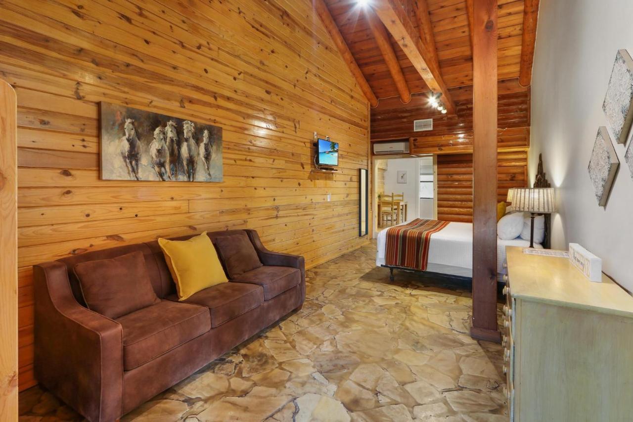 Wimberley Log Cabins Resort And Suites- Unit 3 Экстерьер фото